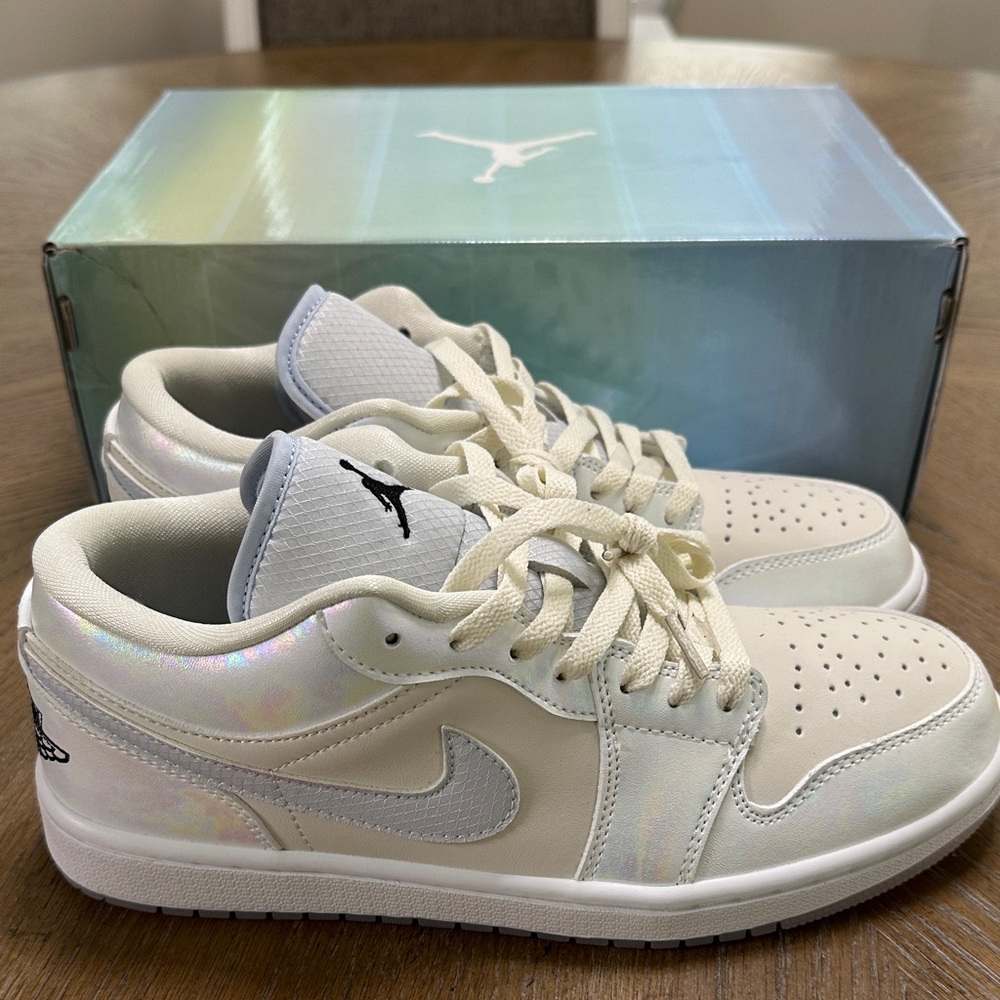 Jordan retro 1 low White Iridescent men’s Sz 8.5 women’s sz 10 Sneakers